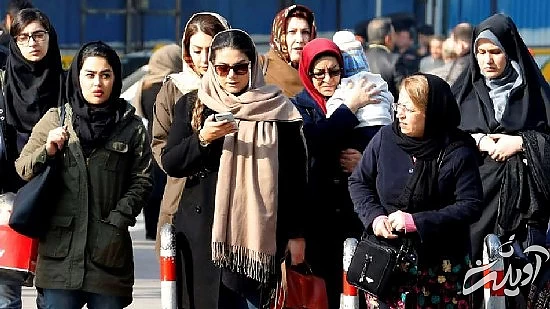 عکس جواب عکس؛ دو مدل دختر، مقابل یک دانشگاه